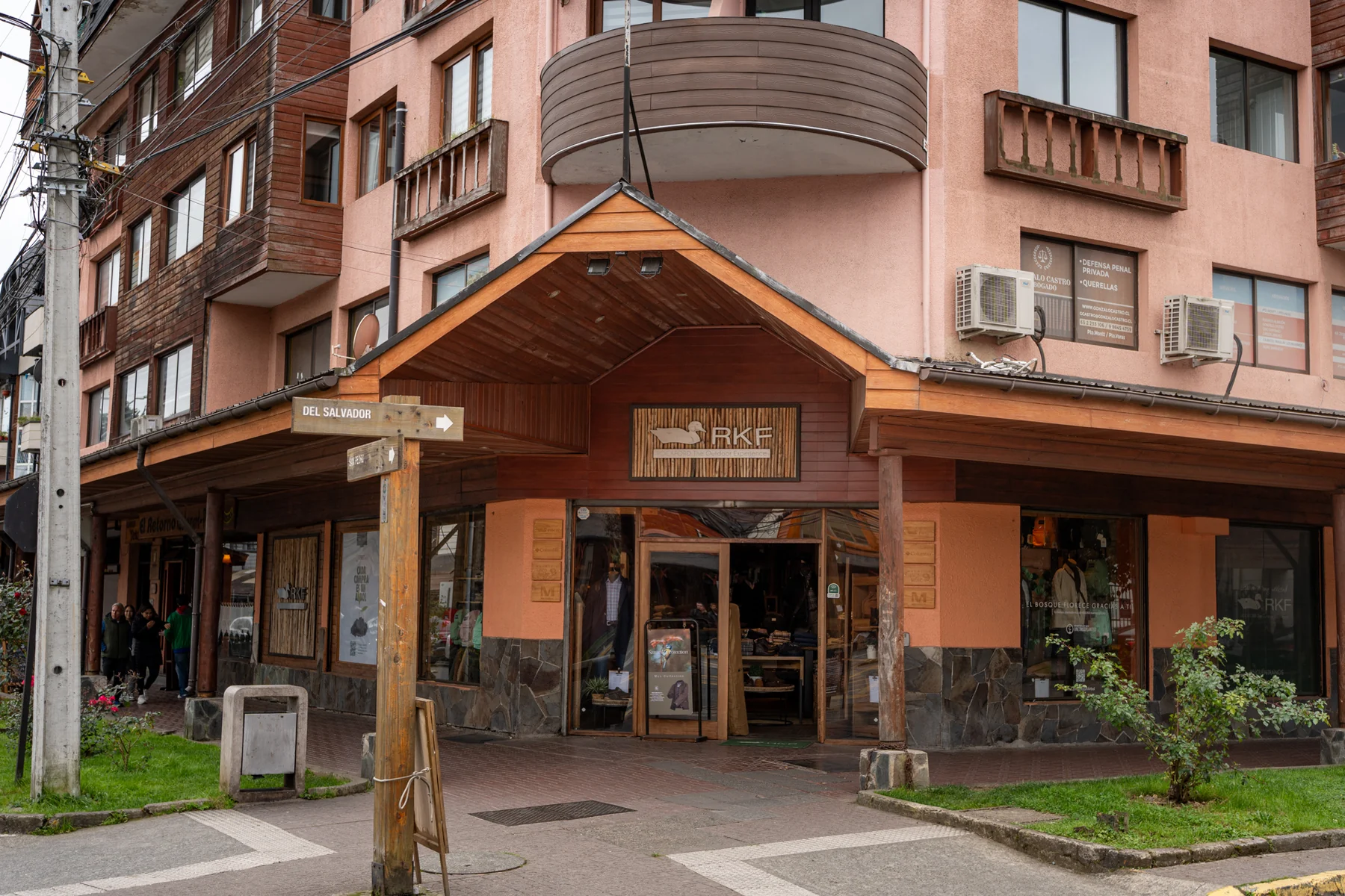 Acceso de local comercial RKF con fachada y pórtico de madera
