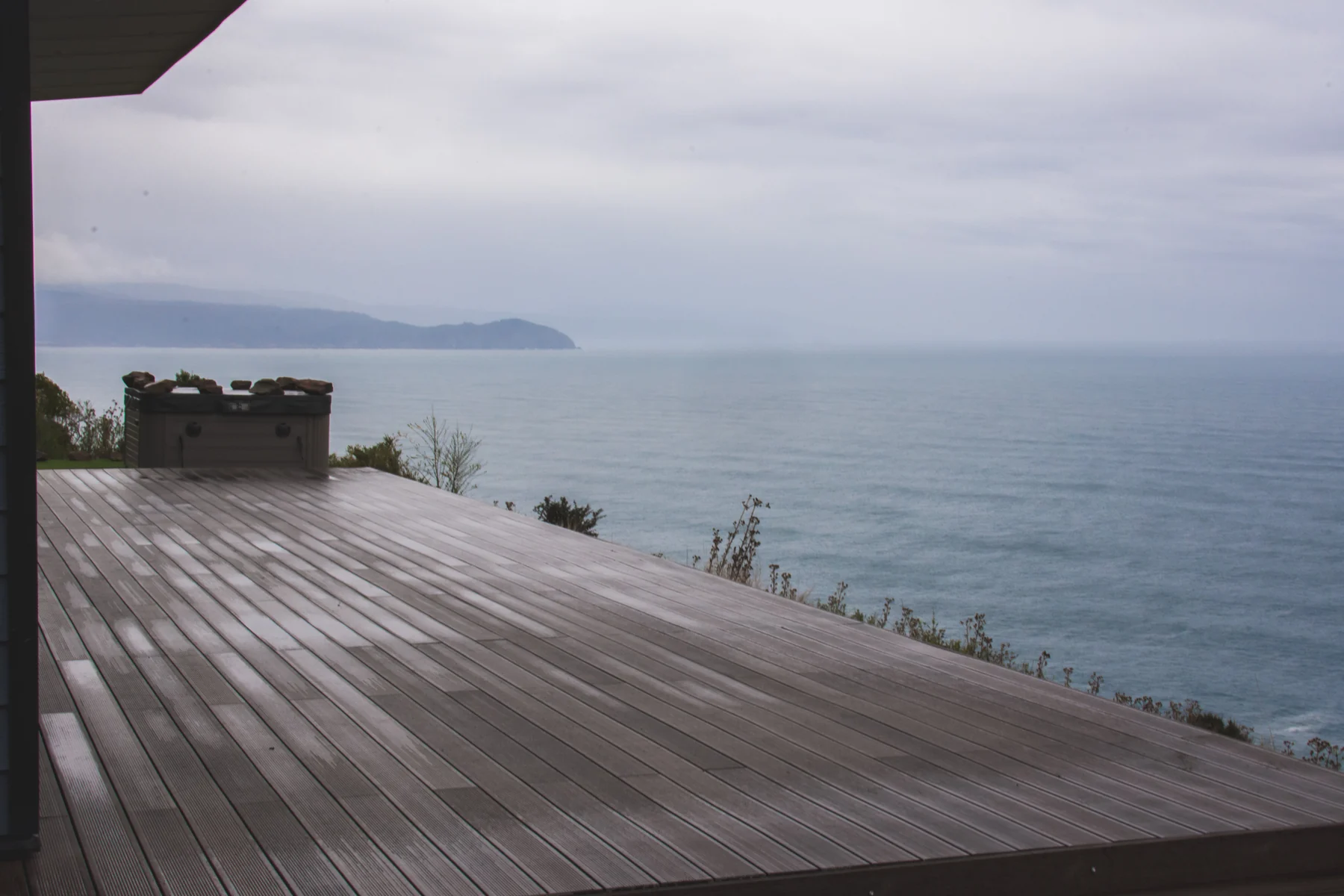 Terraza de madera con vista abierta al mar